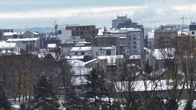 Oblačno i hladno sa snegoma